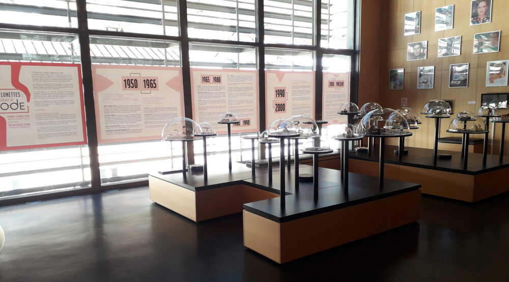 Panneaux exposition temporaire Musée de la Lunette Morez – design graphique Rouge Poisson