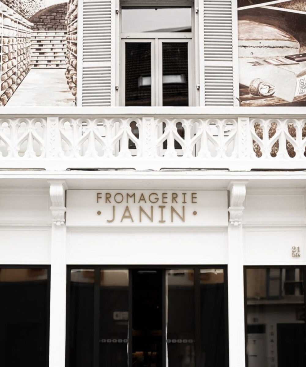 Identité visuelle et Conception Vitrophanie – Fromagerie Janin Jura